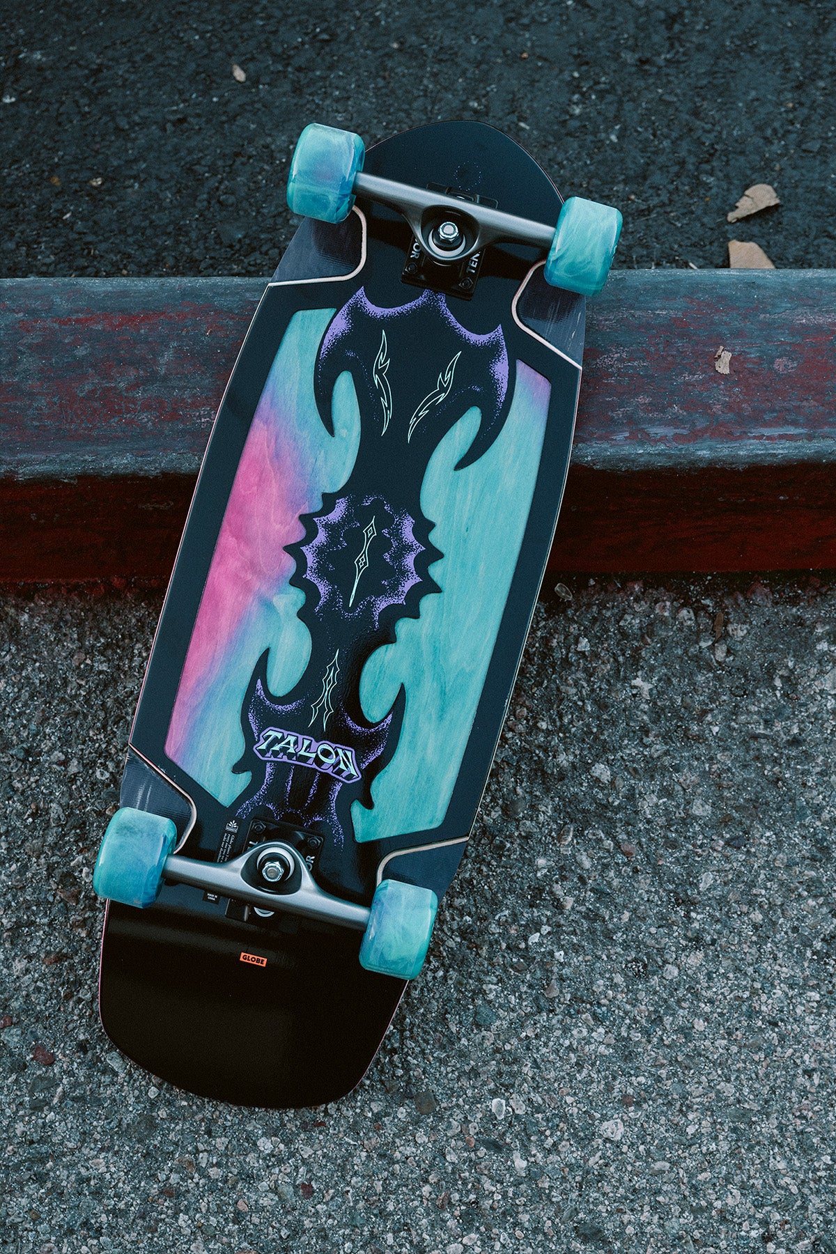 globe-talon-30-cruiserboard-black-blue-green image 2