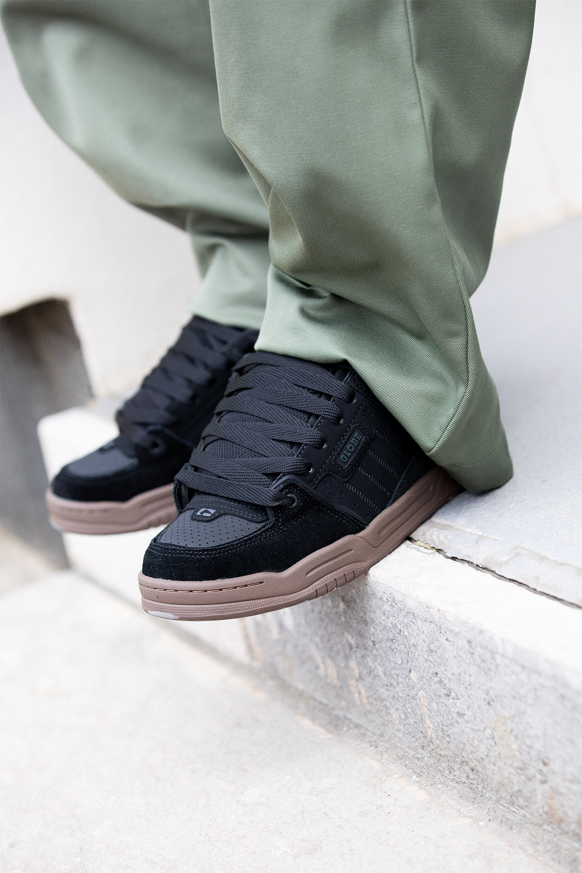 globe-fusion-black-tobacco-gum-scarpe-skate-uomo image 2