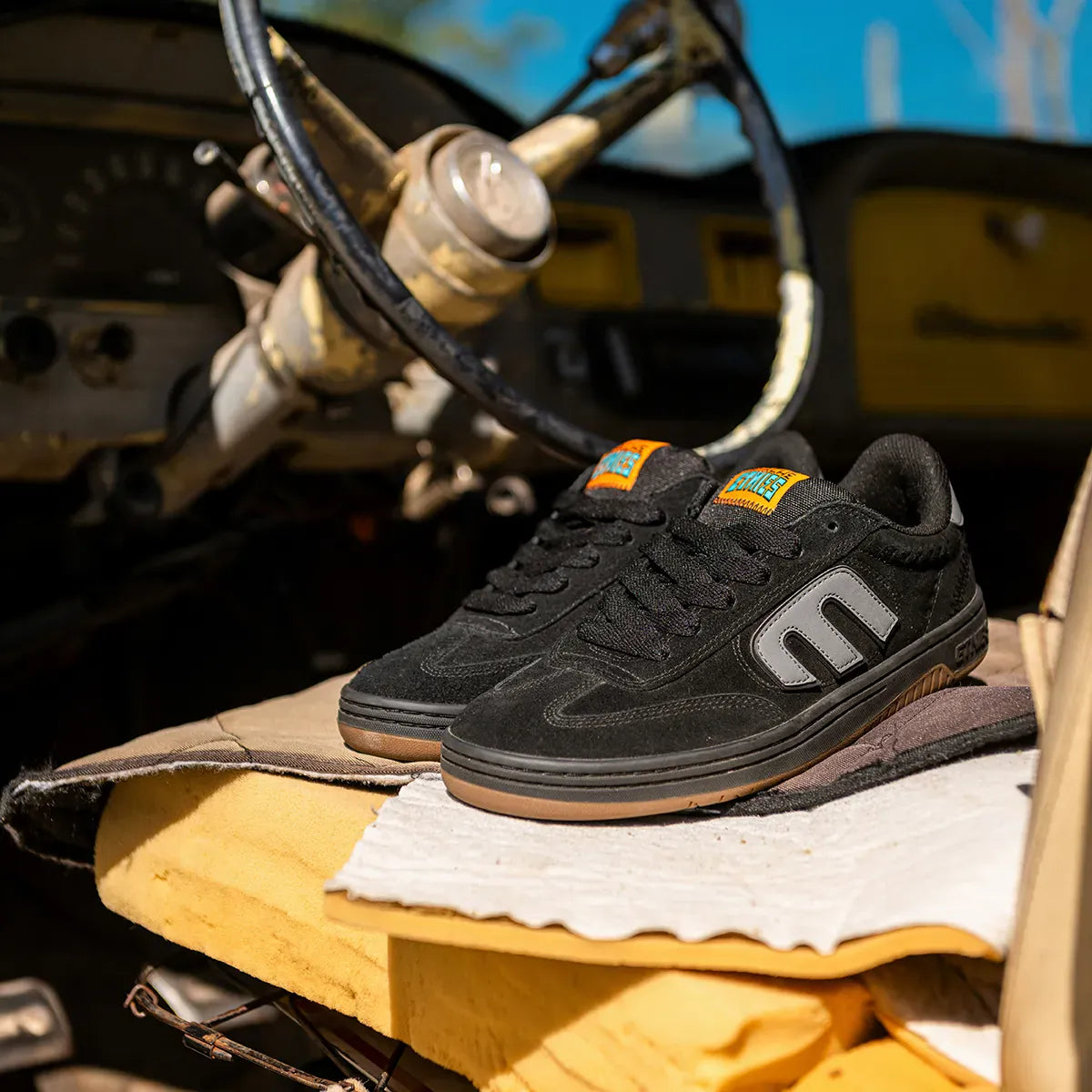 etnies-locut-x-apache-scarpe-skate-black-grey-gum image 6