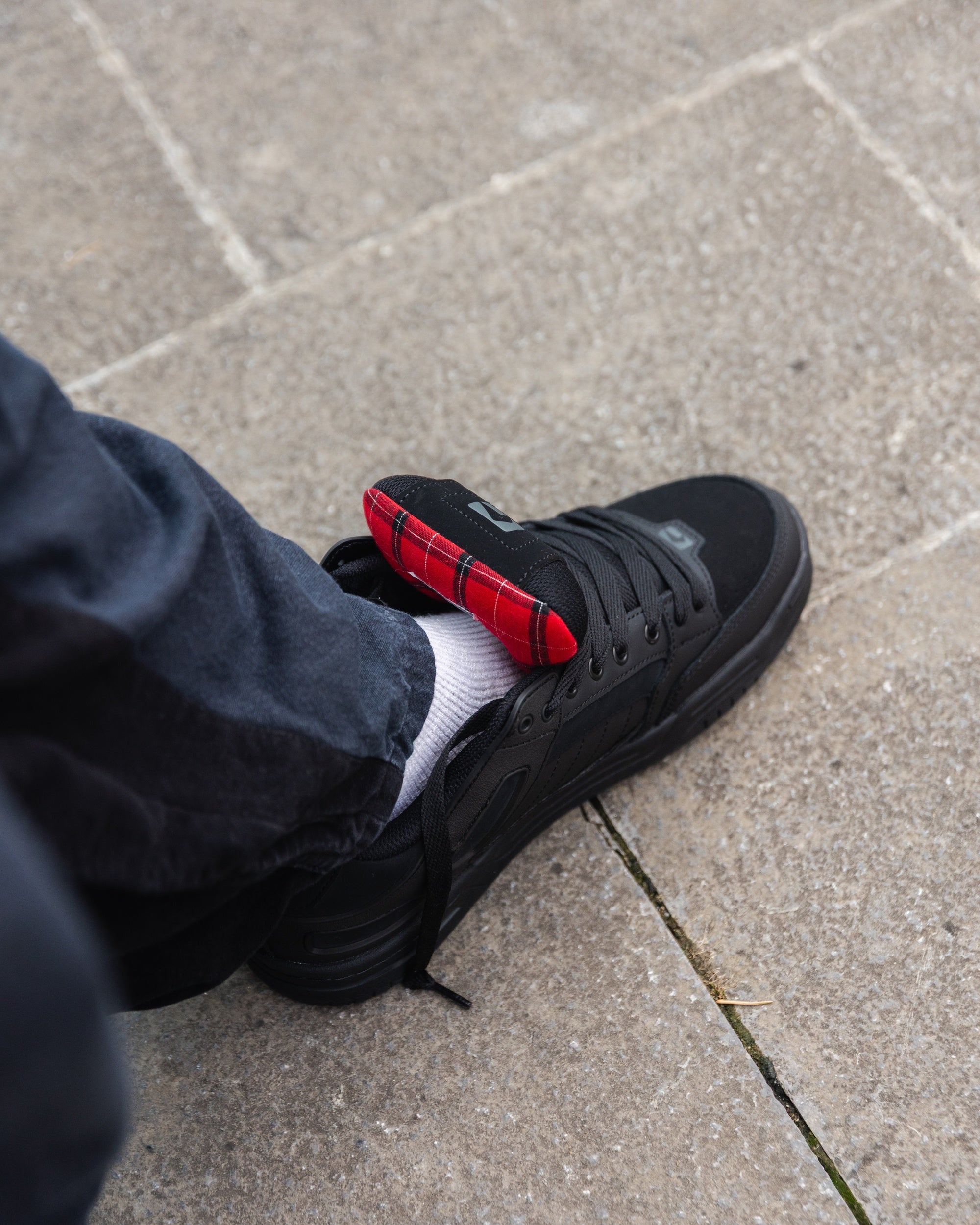 globe-tilt-black-red-tartan-scarpe-skate image 5