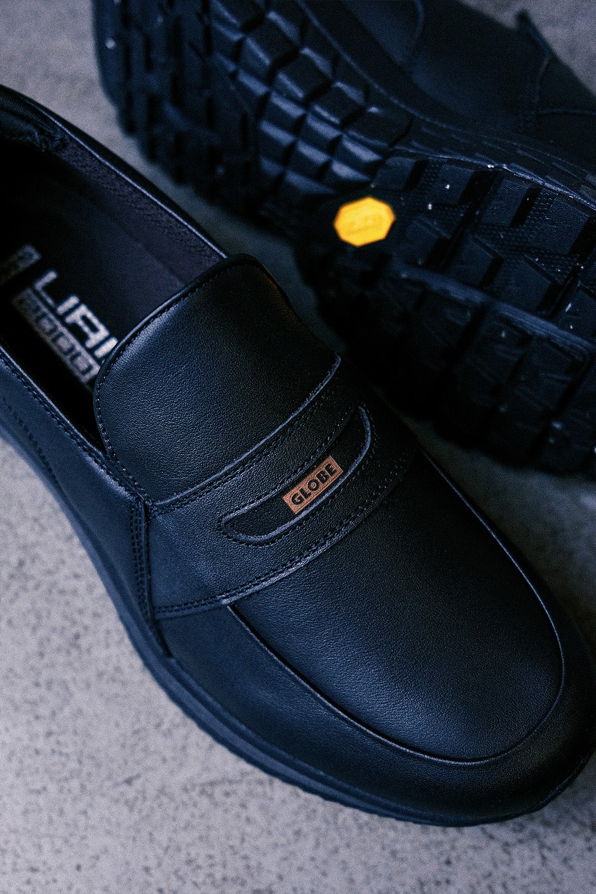 globe-liaizon-vibram-scarpe-lifestyle-black image 4