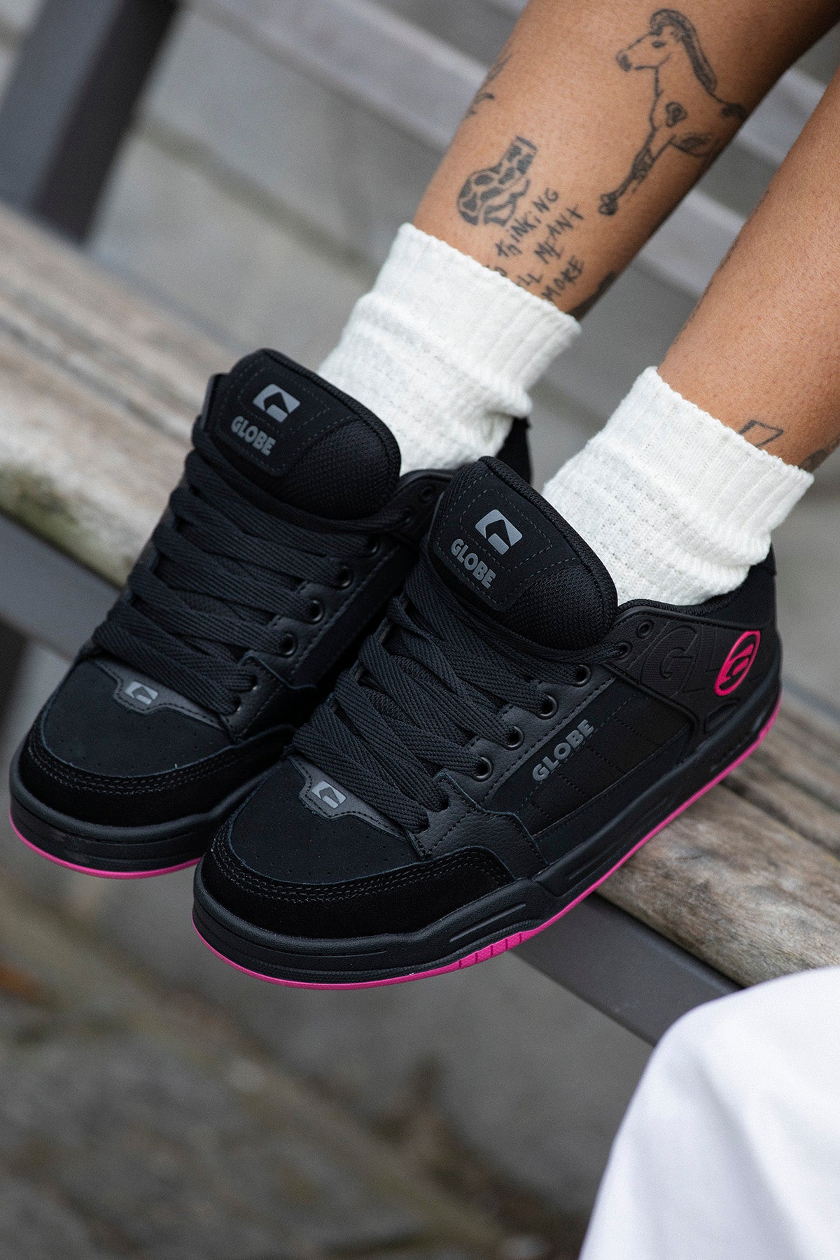 globe-tilt-scarpe-skate-heritage-black-black-pink image 2