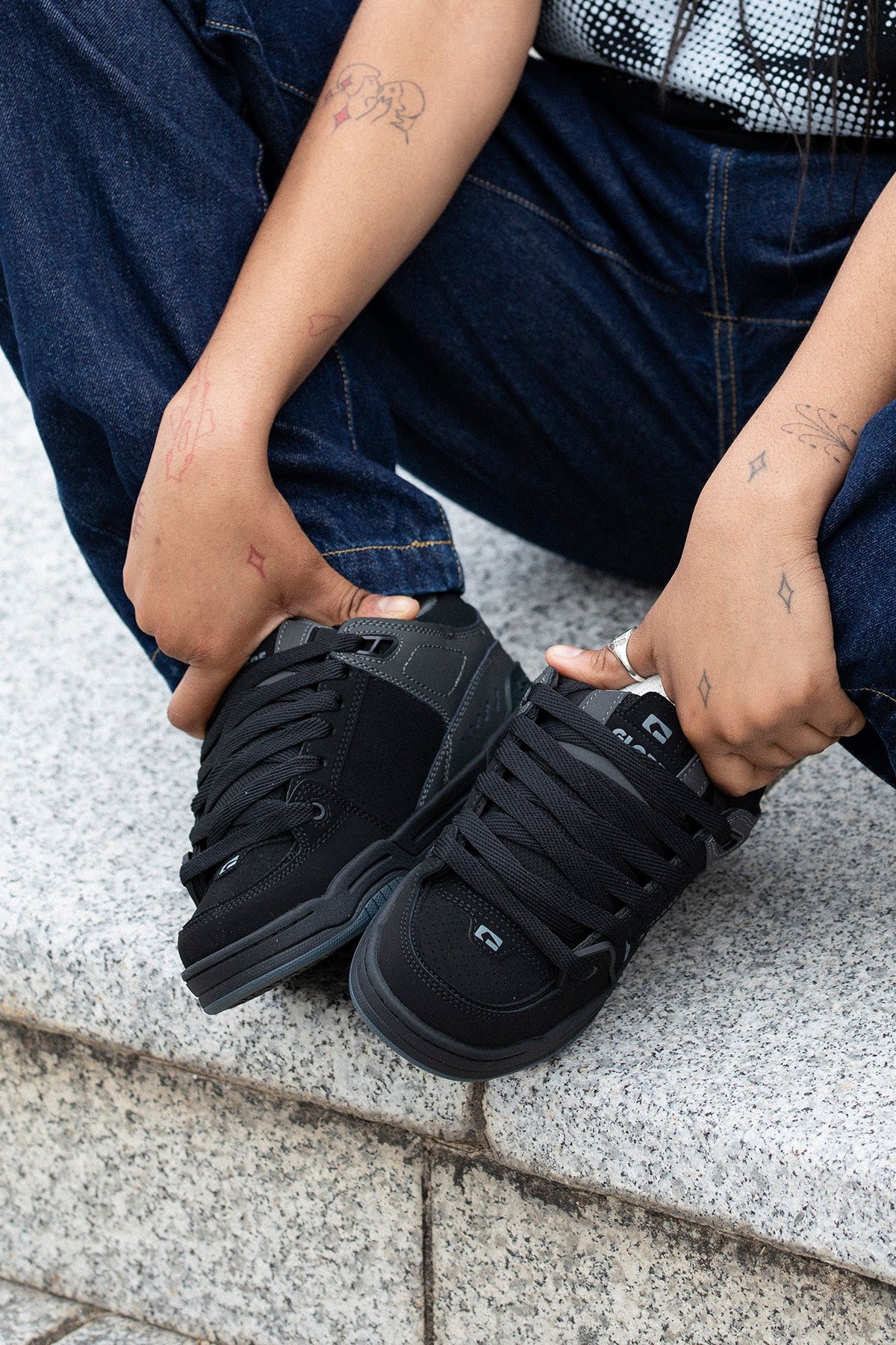 globe-fusion-scarpe-skate-black-night image 2