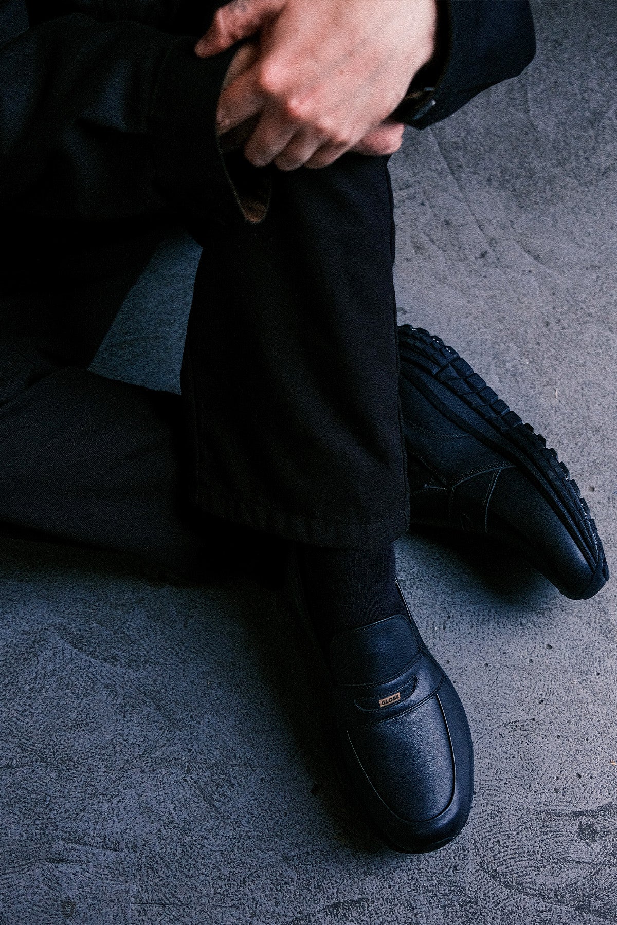 globe-liaizon-vibram-scarpe-lifestyle-black image 2
