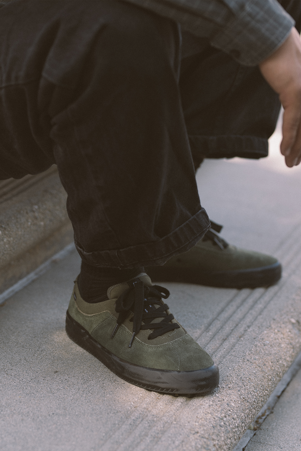 globe-melbek-olive-black-scarpe-skate-in-suede image 4