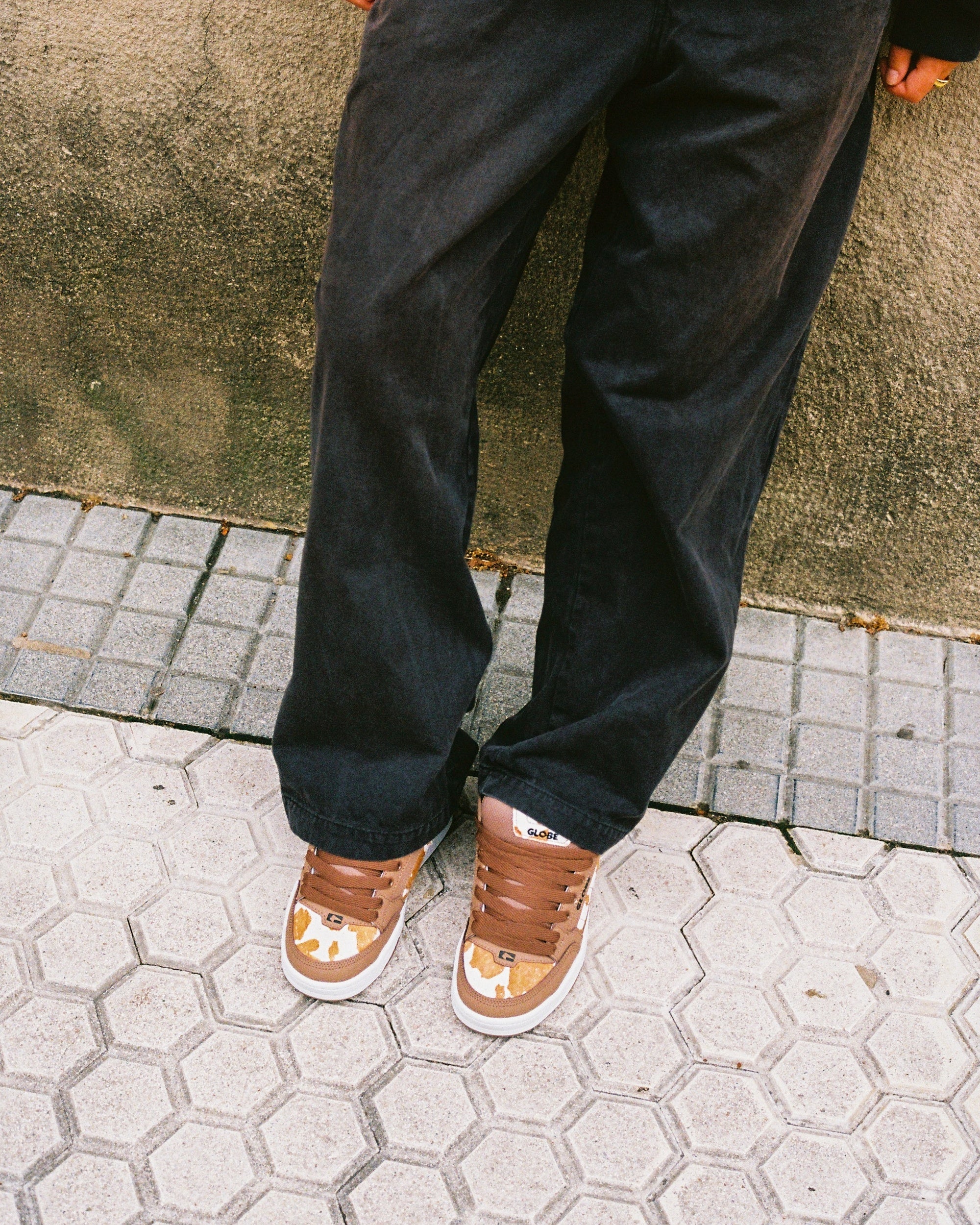 globe-tilt-scarpe-skate-brown-white-cow image 4