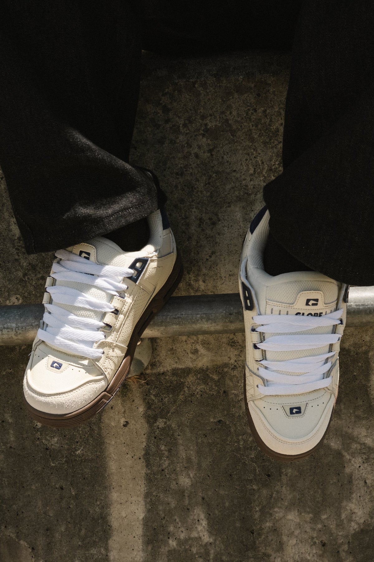 globe-sabre-scarpe-da-skate-antique-white-blue image 2