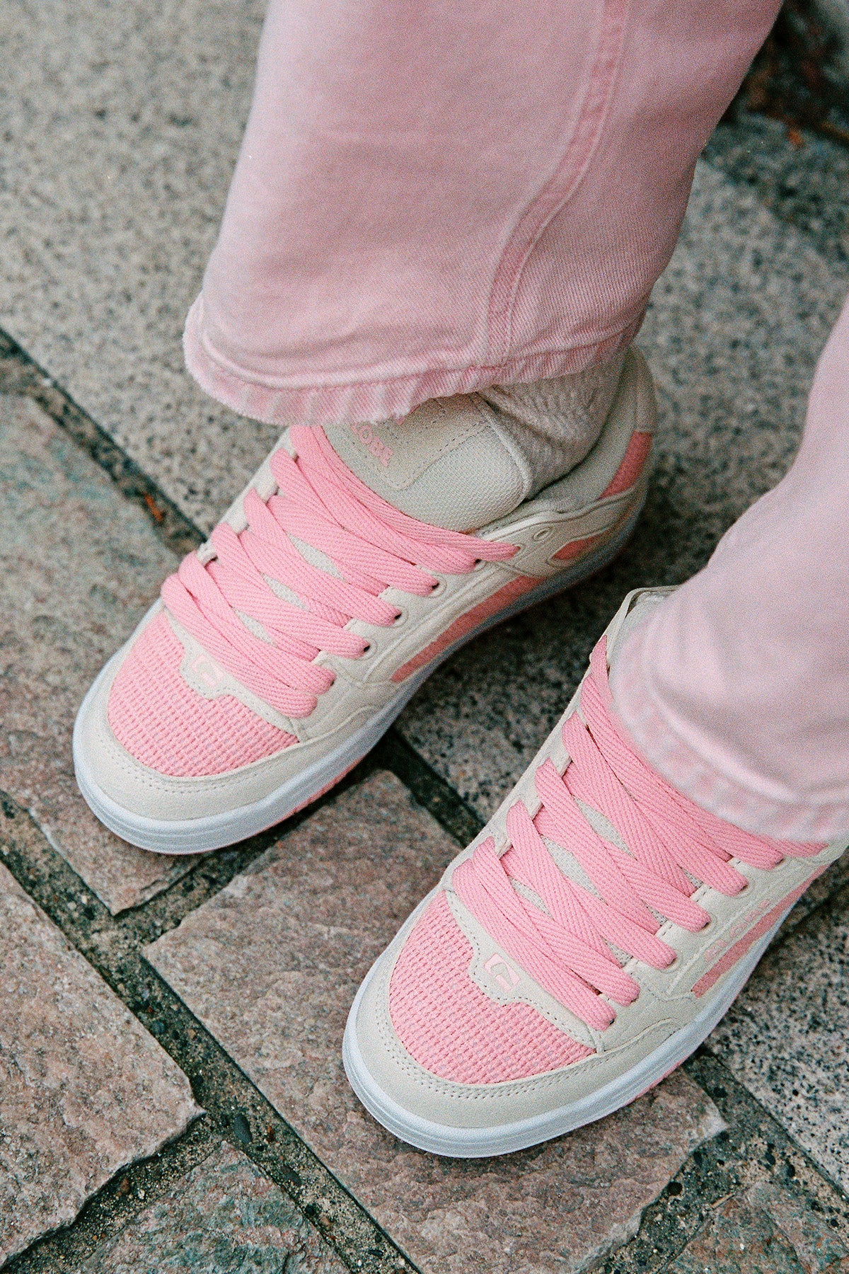 globe-tilt-scarpe-skate-antique-white-pink image 2