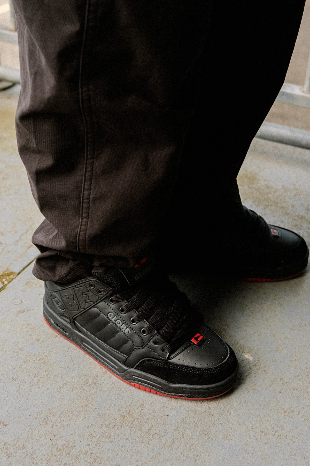 globe-tilt-scarpe-da-skate-black-red-charcoal image 6