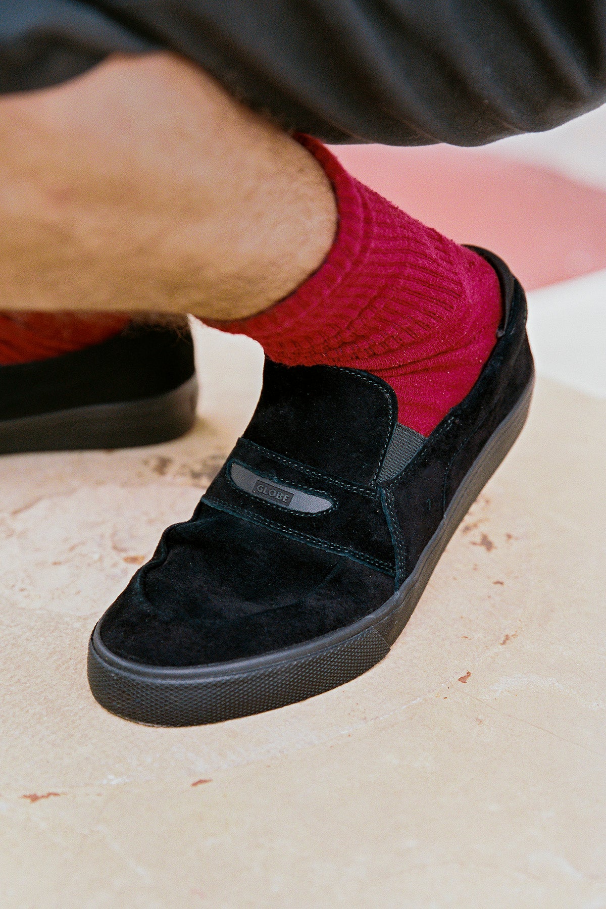 globe-liaizon-black-suede-scarpe-slip-on image 2