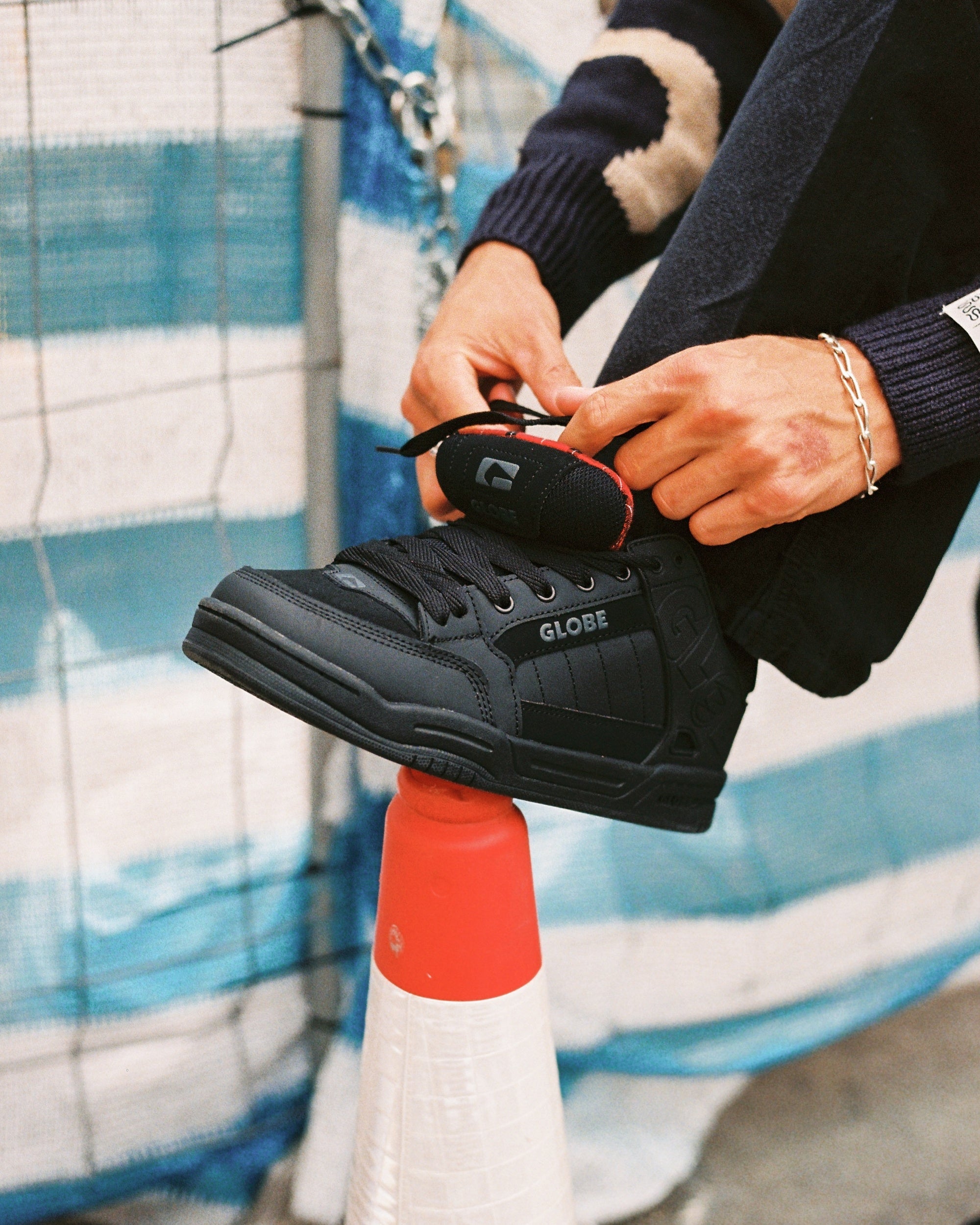 globe-tilt-black-red-tartan-scarpe-skate image 2