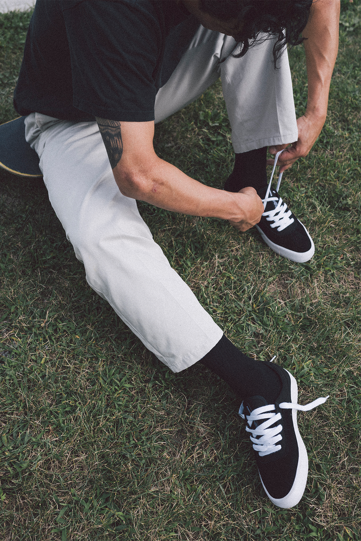 globe-melbek-black-white-scarpe-skate-low image 2