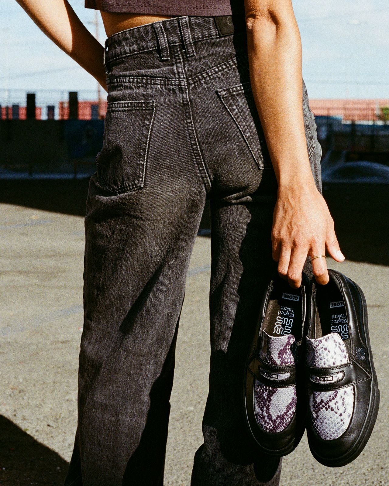 globe-liaizon-scarpe-slip-on-wasted-talent-black-snake image 7