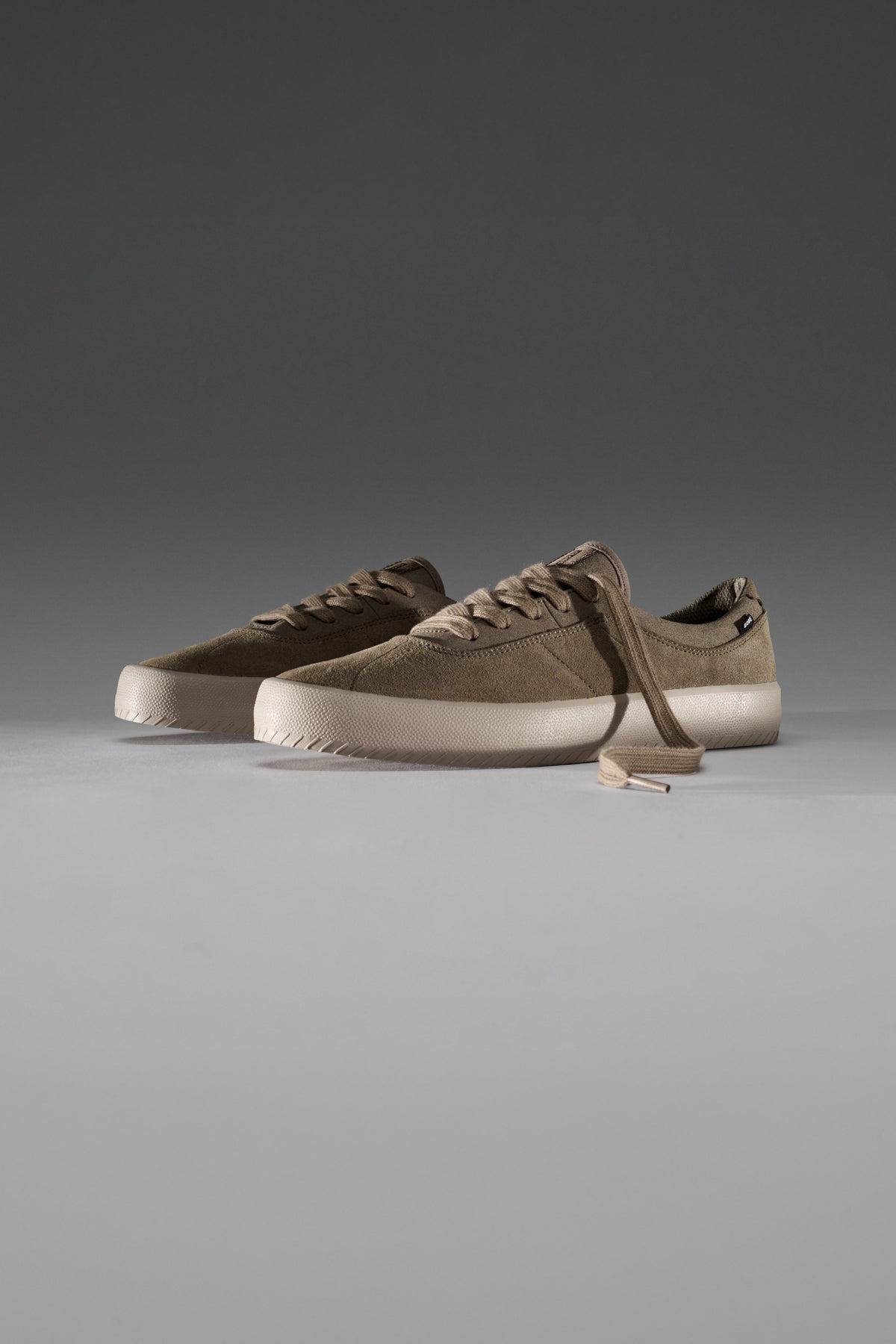 globe-melbek-scarpe-skate-basse-walnut image 4