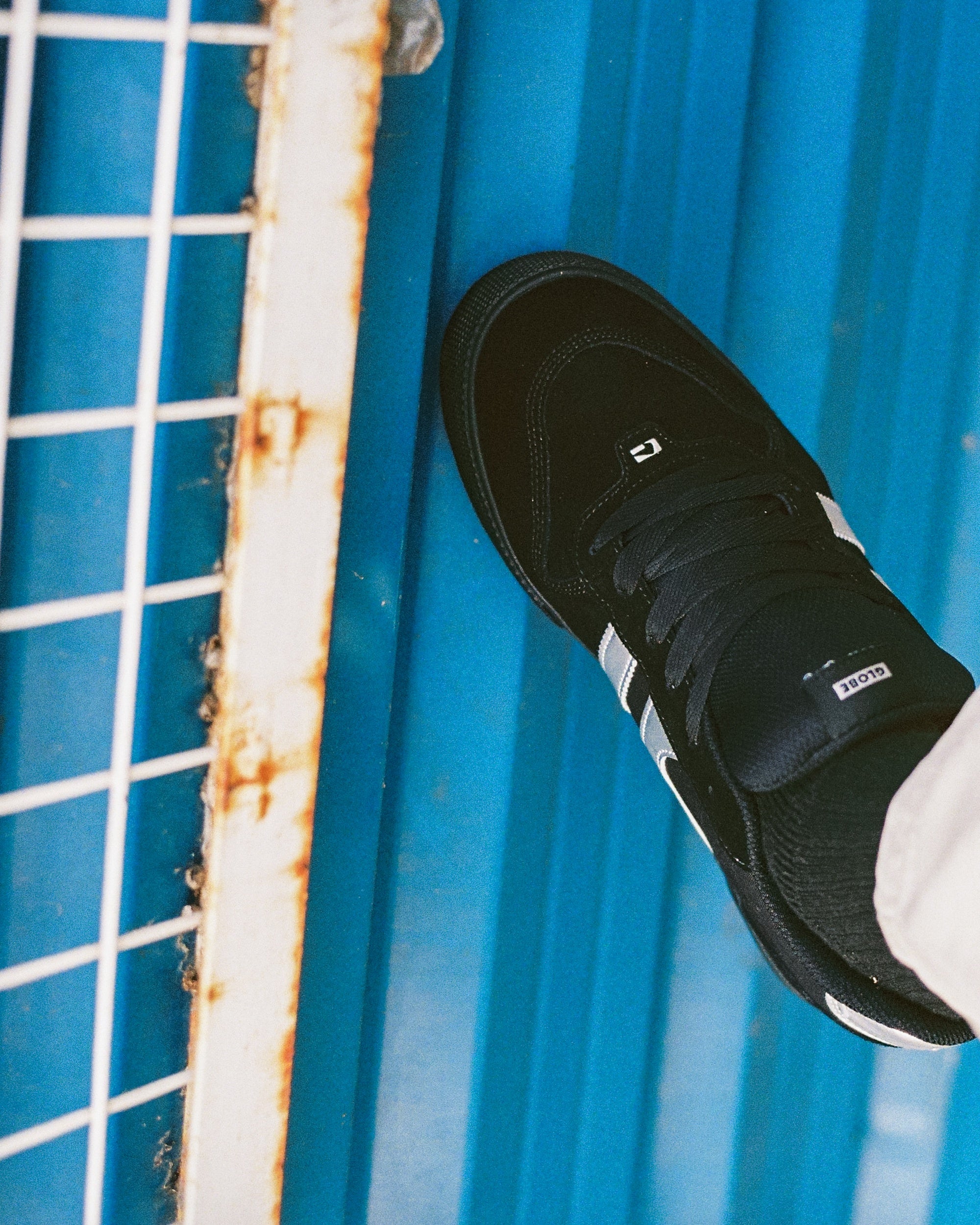 globe-encore-2-black-metallic-silver-scarpe-skate-limited-edition image 4