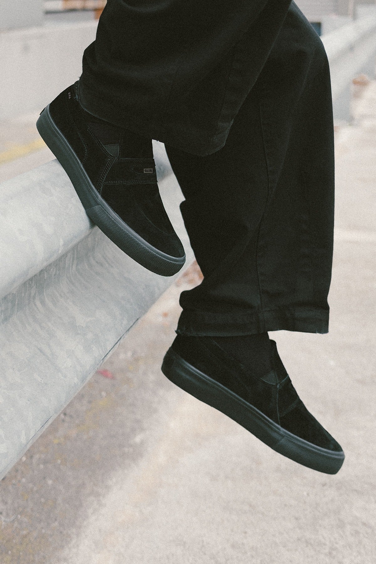 globe-liaizon-black-suede-scarpe-slip-on image 6