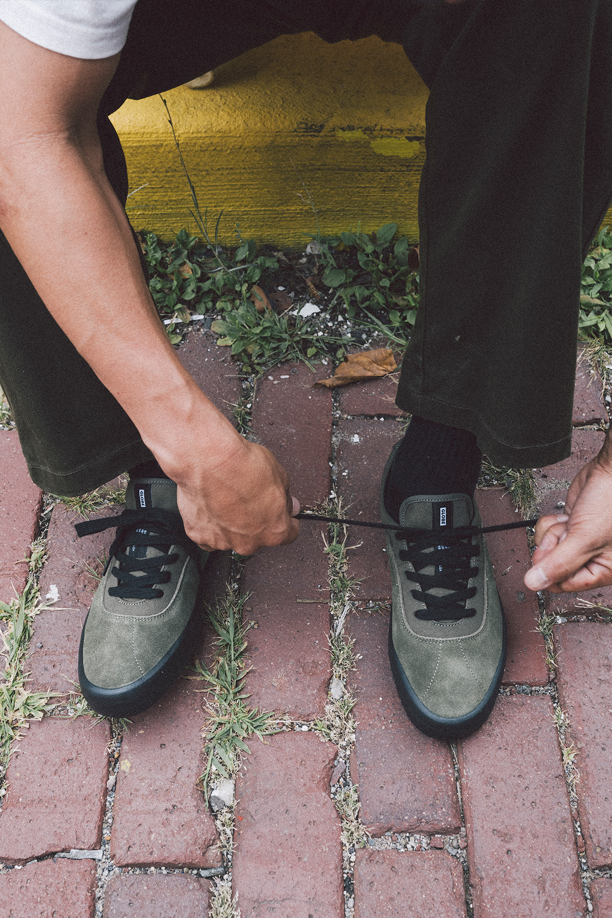 globe-melbek-olive-black-scarpe-skate-in-suede image 2