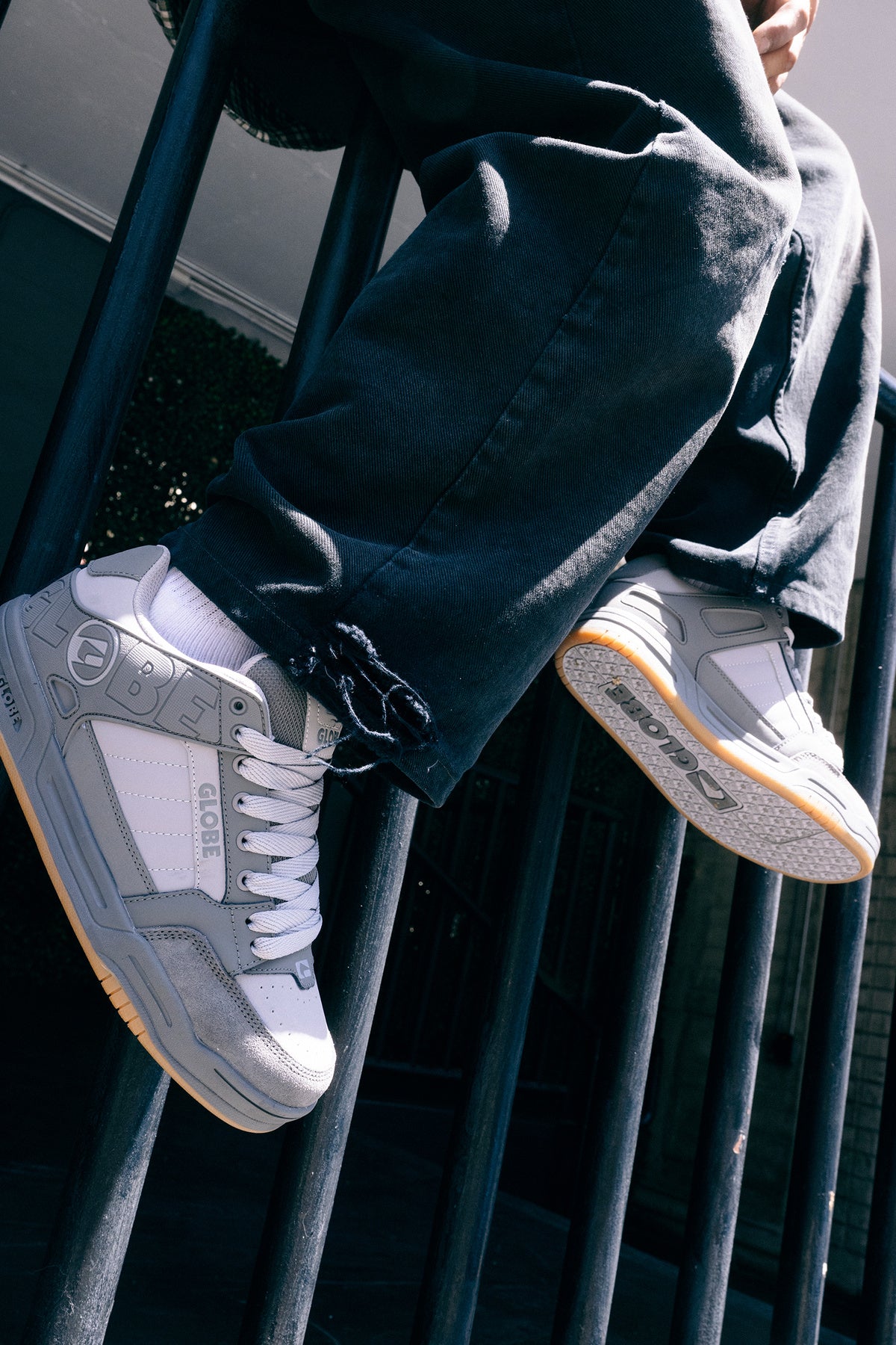 globe-tilt-scarpe-skate-smoke image 3